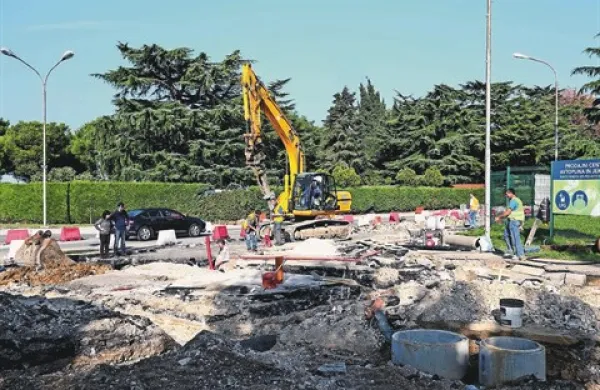 Hidravlične izboljšave vodovodnega omrežja najprej izvajajo  na območju izolskega krožišča pri avtokampu Jadranka