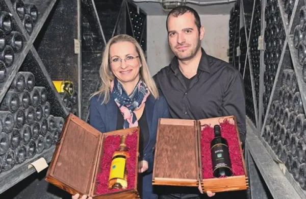 Lanska botra, Urša Cvilak in Rudi Bučar, sta v arhivski kleti Vinakopra prevzela prvi steklenici malvazije in refoška