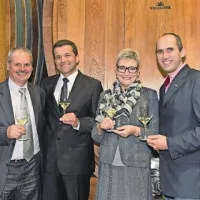 Letošnja botra malvazije in refoška bosta postala Majda Debevc in Rajko Rešek (v sredini), ob njima sta predsednik uprave Vinakopra Nevio Pucer (levo) in glavni enolog Boštjan Zidar 
