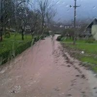 Voda je zalivala prostore, veter je odkrival strehe