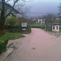 Voda je zalivala prostore, veter je odkrival strehe