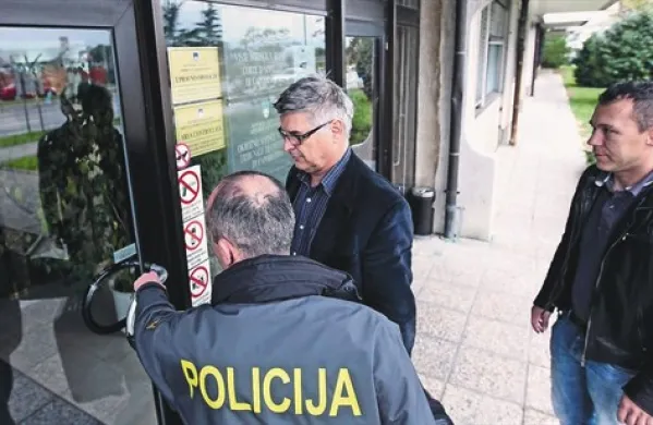Edvarda Progarja so po pridržanju, v katerem je bil od četrtka zjutraj, včeraj popoldne pripeljali na zaslišanje k preiskovalni sodnici koprskega sodišča