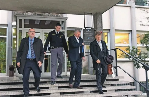 Dušanu Črnigoju (drugi z desne) bodo na novogoriškem sodišču v kratkem izrekli sodbo
