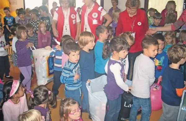 Aktivistkam Rdečega križa so otroci predali še zadnje predmete z nabiralne akcije    
