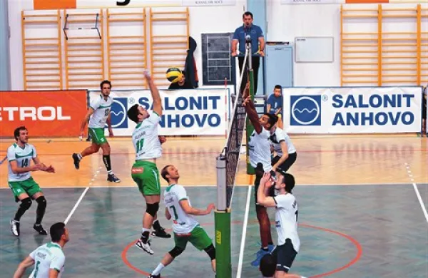 S postavnimi Prekmurci (levo) se je pri mreži lahko enakovredno boril le temnopolti kanalski Brazilec Israel Dos Santos