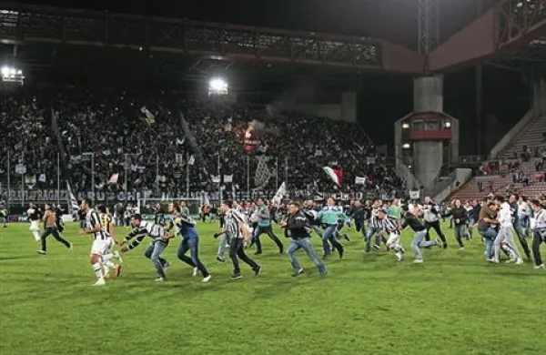 Italijanski nogometni prvak Juventus bo moral zaradi vnovičnih rasističnih izpadov navijačev zapreti navijaški tribuni, severno tribuno za eno, južno pa za dve tekmi