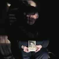 Ostati človek,  ko so razmere  nečlove&scaron;ke