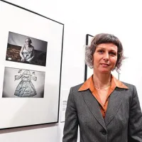 Saša Petejan ob fotografiji, na kateri je Fanika Baraga (zgoraj). 40 dni po poroki so ji moža ustrelili kot talca, njo pa odpeljali v Gonars. Tam je rodila hčerko, ki je tri mesece kasneje umrla.  Ženske, s katerimi je bila v internaciji, so ji takrat