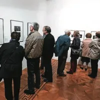 Ostati človek,  ko so razmere  nečlove&scaron;ke
