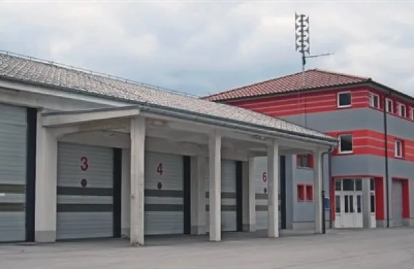 Vsa ilirskobistriška gasilska društva (na fotografiji Gasilski dom Ilirska Bistrica) so zaradi neplačanih zdravniških pregledov skupaj okrnjena za 72 članov, ki ne smejo sodelovati pri operativnih nalogah reševanja življenja ljudi, živali in premoženje