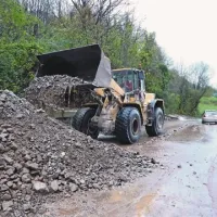 Včeraj opoldne so odstranili 200 kubičnih metrov materiala s ceste med Gabrjami in Volarji