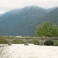 Včerajšnji pogled na volčanski most in neobičajno visok vodostaj Soče