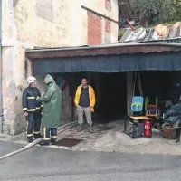V kobariški Gregorčičevi ulici so ogrožene hiše reševali s pravočasnim prečrpavanjem vode