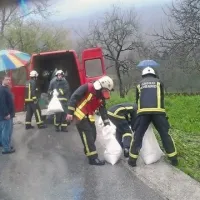 Vreče s peskom, tradicionalna zaščita pred naraslimi vodami, tudi pred potokom Idrija pri Kobaridu