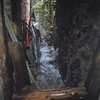 V starem delu Kobarida si ob močnem deževju voda iz izvirov nad krajem nenadzorovano izbere pot
