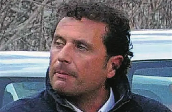 Kapitan ladje Costa Concordia, ki je januarja lani nasedla ob otoku Giglio, Francesco Schettino, po nesreči ni padel z ladje, kot trdi sam, navaja priča