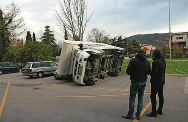  Burja je dosegla  hitrosti do 140km/h,
prevrnjen kamper v Novi Gorici
