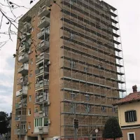 Z gradbenega odra na Vojkovem nabrežju je odneslo del kovinske konstrukcije