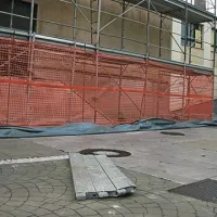 Del konstrukcije, ki je padel z gradbenega odra na Vojkovem nabrežju v Kopru