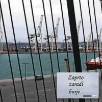 Koprsko luko so zaradi močne burje priprli.