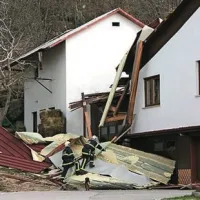 Zaradi močne burje priprli koprsko pristani&scaron;če