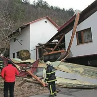 Zaradi močne burje priprli koprsko pristani&scaron;če