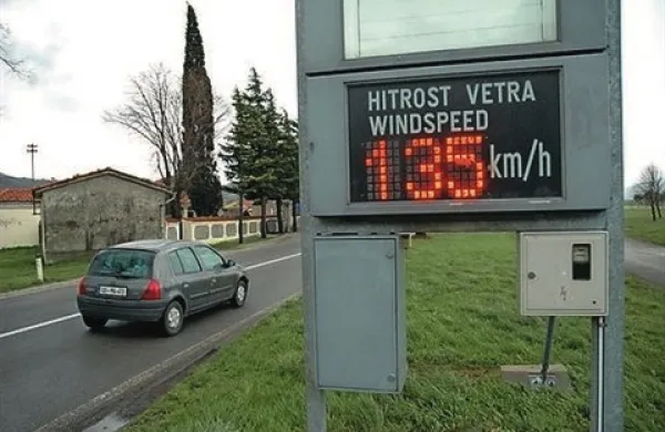 Sunki burje na Primorskem lahko  na izpostavljenih mestih dosežejo tudi nad 130 kilometrov na uro