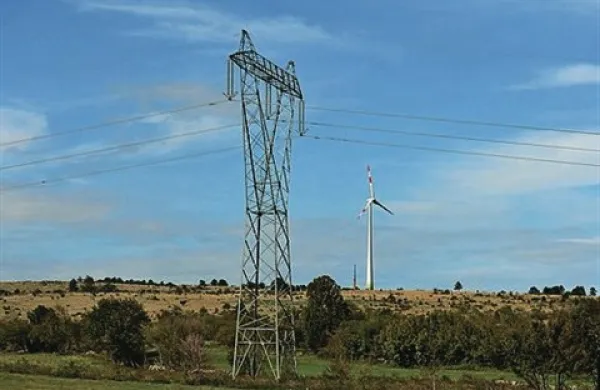 Na Primorskem je orkanski veter povzročil izpad električne energije. Brez nje je trenutno 11.600 odjemalcev.