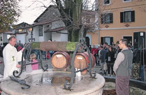 V Vrhpoljah so blagoslov mladega vina vinarji zaupali župniku Janezu Kržišniku ...