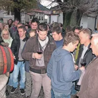 ... mladina pa je potrdila, da tudi v Vrhpoljah svet stoji na mladih in - mlademu vinu