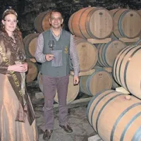 Vinarsko turistično društvo Vrhpolje Duplje je tradicionalno martinovanje pospremilo z odprtimi  hrami  šestih okoliških vinarjev in seveda v družbi vipavske vinske kraljice Karmen Cizara