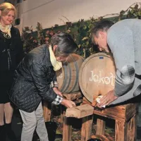 Članice skupine Spominčice so poprijele za delo in takole zabile pipe v sode z novim jakotom na martinovanju v kleti v Dobrovem