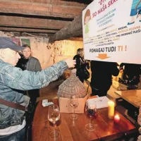 V eni od kleti v Šmartnem so briški vinarji pod geslom Otroci so naša skrb hvalevredno zbirali dobrodelne prispevke  
