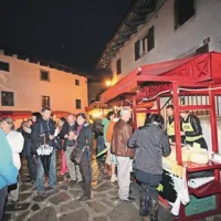 Vrste obiskovalcev na prostem je tudi v Šmartnem zredčil dež, k  sreči pa ima kraj veliko kleti, kjer se lahko letnik oceni bolj poglobljeno in manj na očeh