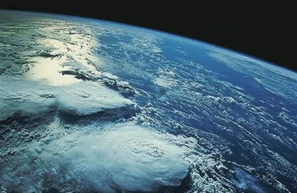 Znanstveniki domnevajo, da bo nekaj več  kilogramov težkih delov satelita padlo tudi na Zemljo 