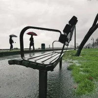 Vlažno, deževno in vetrovno vreme slabša počutje in botruje vrsti prehladov