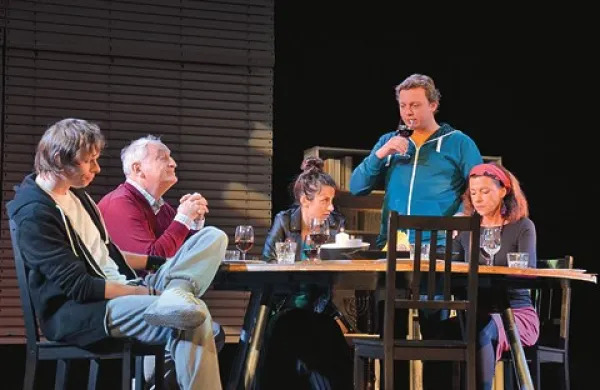 Romeo Grebenšek, Vladimir Jurc, Lara Komar, Luka Cimprič in Maja Blagovič v predstavi Plemena 