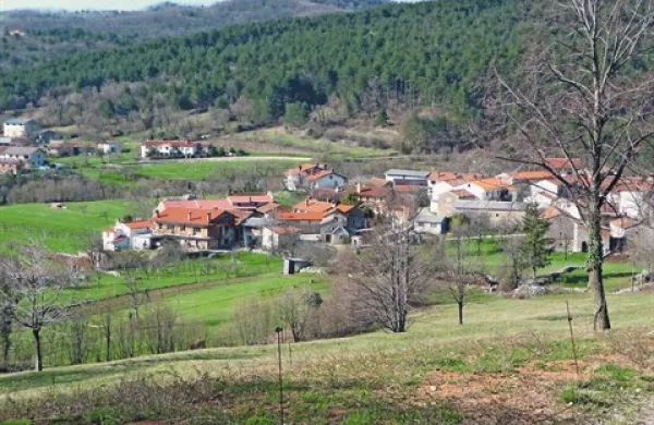 Sežanska upravna enota ima enega največjih deležev agrarnih skupnosti v Sloveniji. Med seboj so močno razlikujejo po velikosti in aktivnosti. Vse pa budno čakajo sprejem novega zakona in novosti, ki jih bo prinesel.