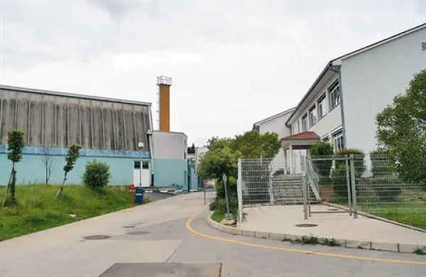 Neurejeno okolico OŠ Livade  bodo v nekaj mesecih  preuredili v športni park 