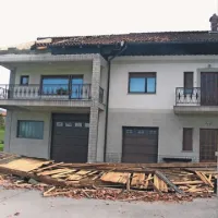 V zaselku Zemonska vaga ob državni cesti Ilirska Bistrica Jelšane je burja na večji hiši odkrila kritino in del ostrešja