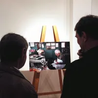 Osrednji skupinski portret delavcev na splavu obdaja razstava 21 fotografij različnih poklicev