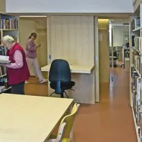 Obnovljena knjižnica z obširnim knjižnim fondom je dobro obiskana