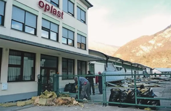 V  Oplastu, kjer jim je odneslo del strehe, so včeraj že delali 