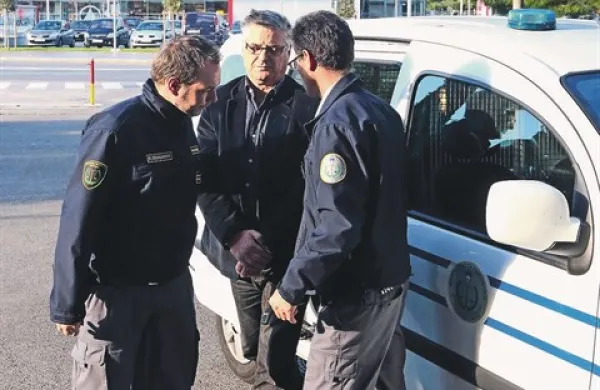 Edvard Progar je včeraj na sodišče prišel v spremstvu paznikov koprskega zapora