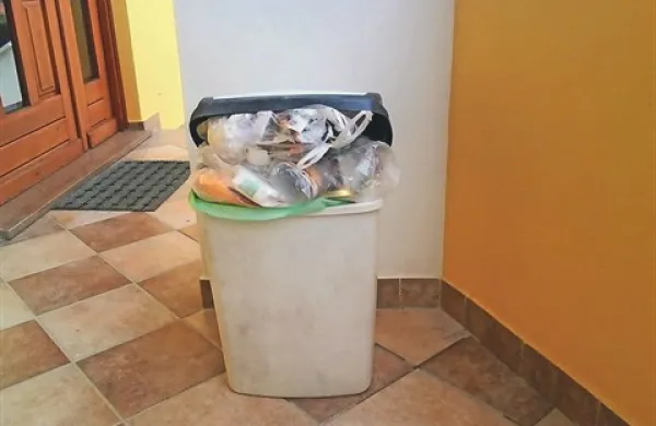 Toliko smeti v enem mesecu “pridela” upokojenka, ki za njihov odvoz plačuje okrog 23 evrov 
