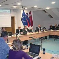 Postojnski svetniki so potrdili predlog občine, da v primeru sprejetja državnega prostorskega načrta za poligon na Počku sproži ustavno presojo dokumenta in zavaruje vse objekte v lasti občine, ki jih tamkaj  uporablja Slovenska vojska