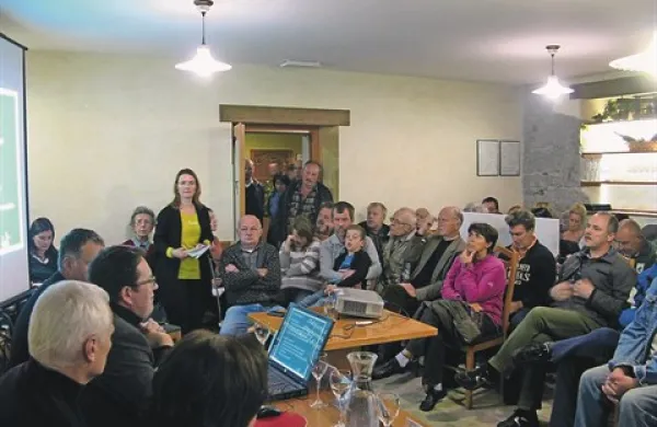 Vaščani, ki zahtevajo odgovore o vetrnicah, namesto njih pa dobivajo miganje glave in poglede, češ “kaj pa vi veste o energiji, kilovatnih urah in infra zvoku”, vse bolj spominjajo na tistega španskega plemiča, ki se je boril proti mlinom na veter. S to
