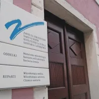 Spor med sodelavcema koprskega zavoda za zdravstveno varstvo se je preselil v sodno dvorano