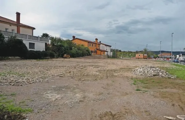Krajani Bertokov pravijo, da gradbinec, ki ga je gradbena inšpekcija že obravnavala zaradi nedovoljene gradnje,  na parceli občasno odlaga gradbeni material in ga zakopava v zemljo  