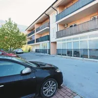 Stanovanjski blok v Šempasu, v katerem Simon Klaut za stanovanje  plačuje 208 evrov neprofitne najemnine 
